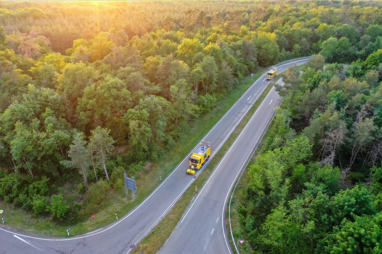 Abschleppfahrzeug der STALF KG auf einer Waldstraße, Luftaufnahme
