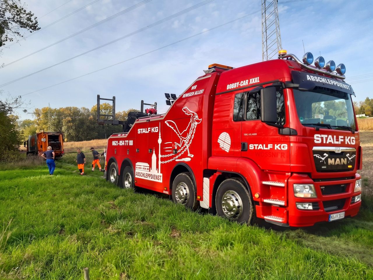Roter MAN-Schwerlast-Bergewagen der STALF KG im Einsatz am Straßenrand