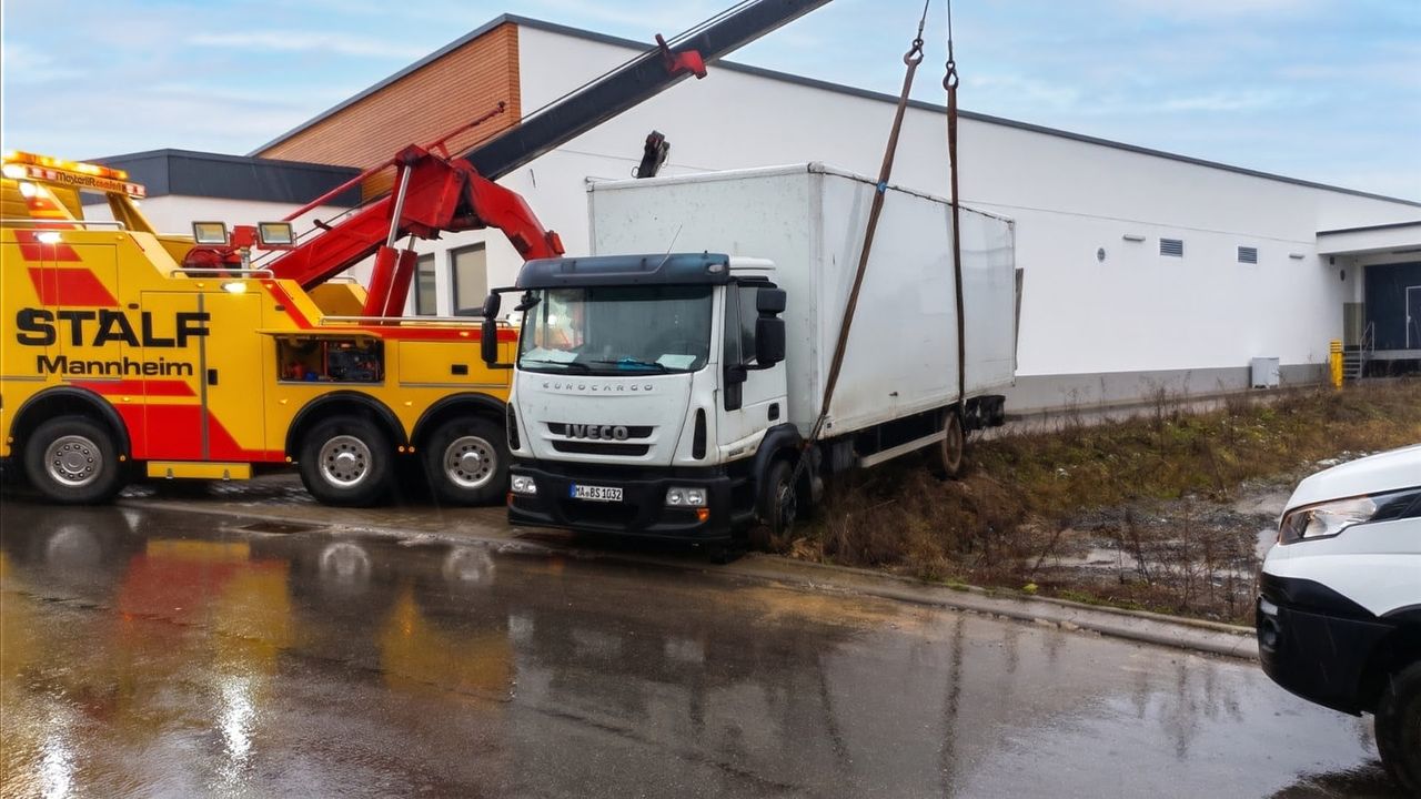 Bergefahrzeug „STALF Mannheim“ hebt einen Koffer-Lkw mit dem Bergekran an